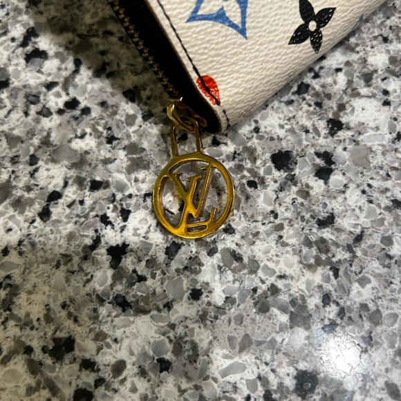Louis Vuitton game on white Zippy Wallet - Picture 4 of 13